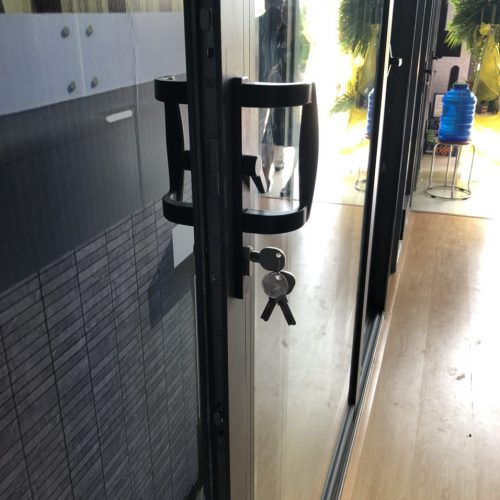 khóa bán nguyệt dùng cho cửa đi mở trượt