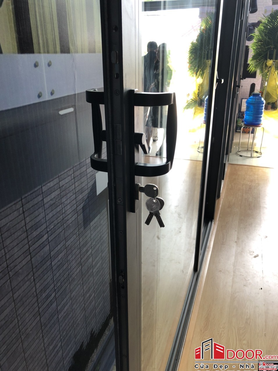khóa bán nguyệt dùng cho cửa đi mở trượt 
