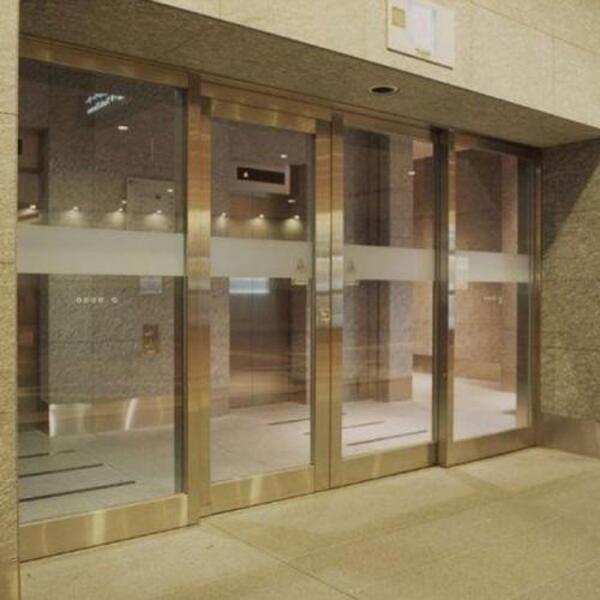 Cửa kính cường lực mở trượt tự động được sử dụng ở sảnh chính của các tòa nhà, khách sạn,...